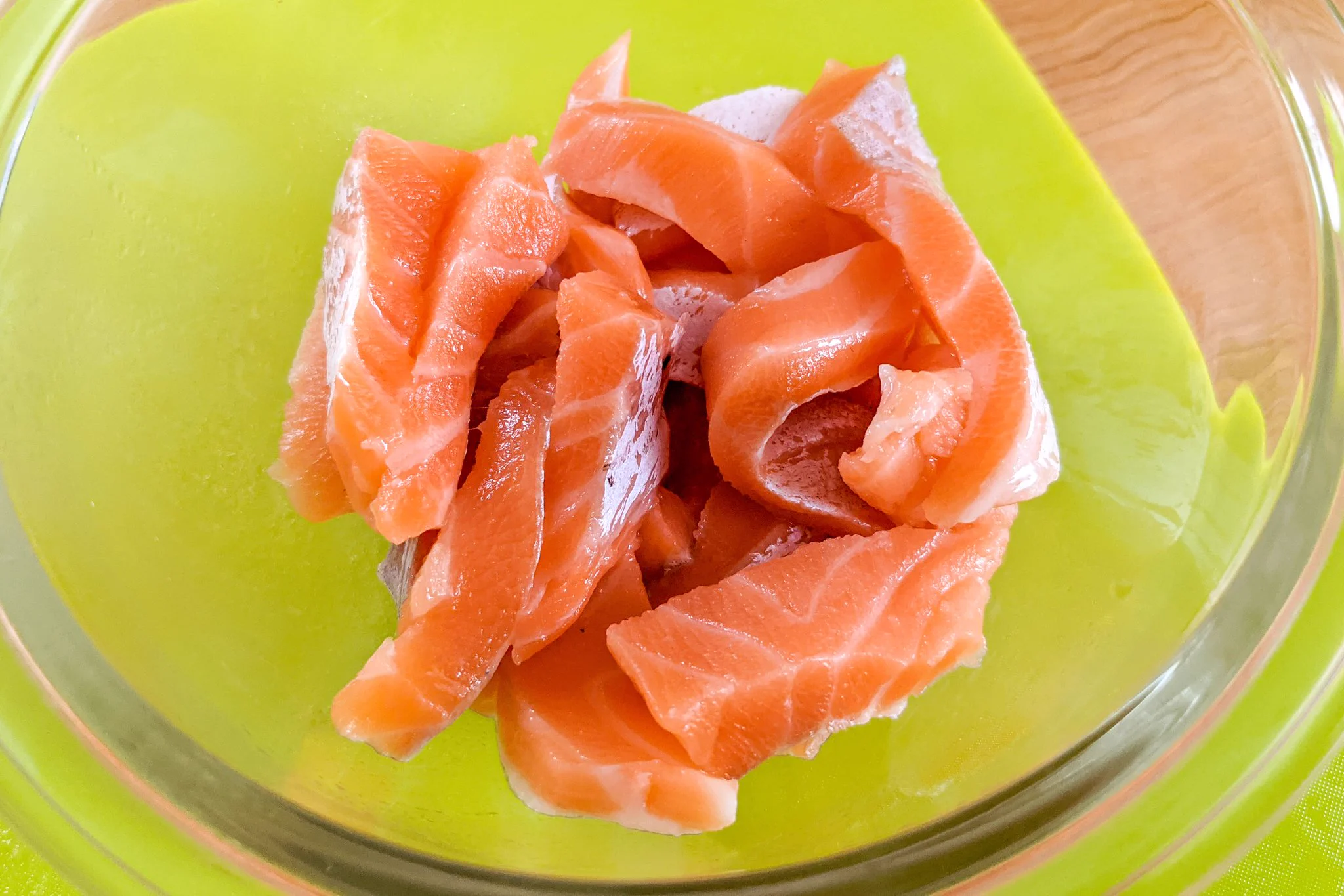 あの2つの調味料で美味しい漬け丼が作れちゃう？！簡単でお手軽なサーモンの漬け丼レシピ！