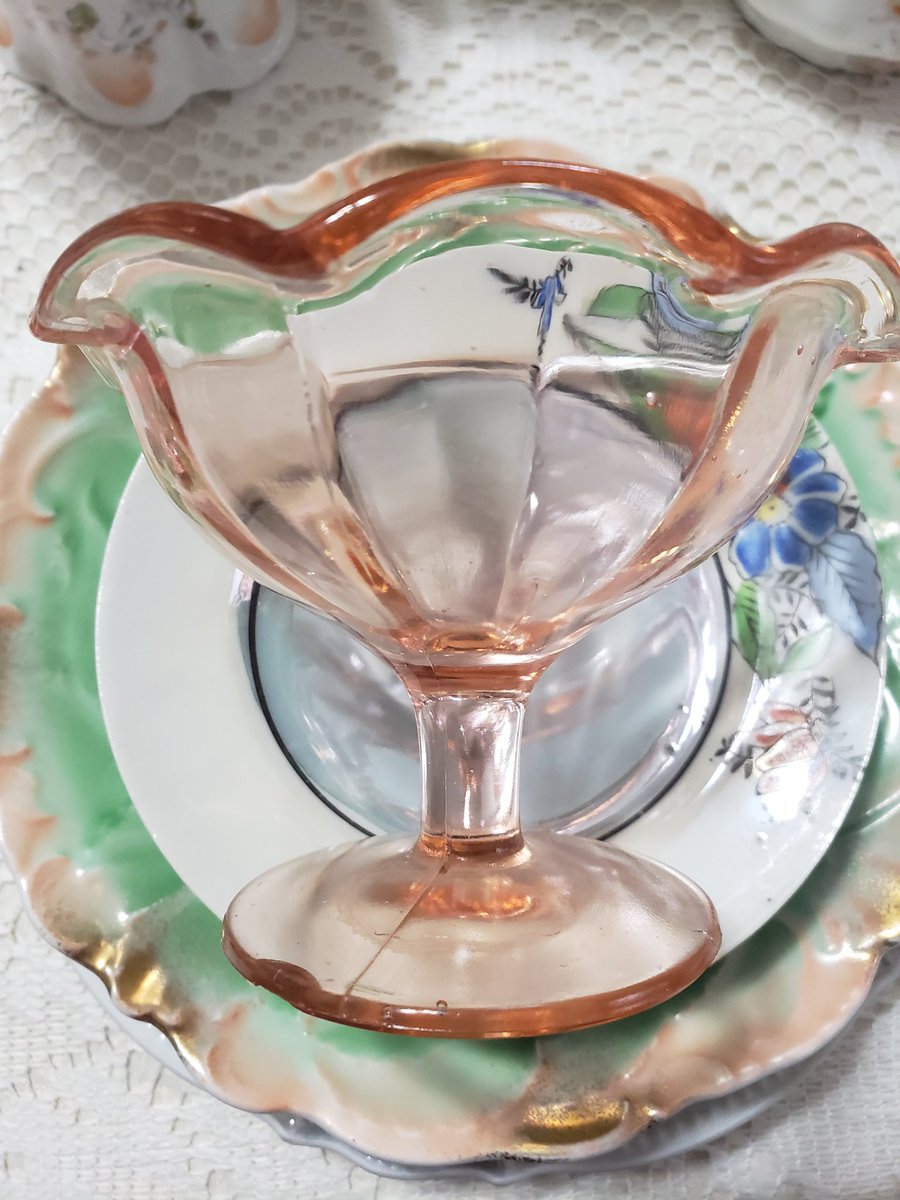 Cute Vintage Blush Glass Bon-Bon Candy Dish.  Perfect for Sweet Pea's Tea Parties.  Pinkies Up!

Shop for more Vintage Pretties in my Etsy shop.

#vintageteaparties #vintageholidaygifts #vintagecandydish #vintage 

etsy.com/shop/SweetPeaa…