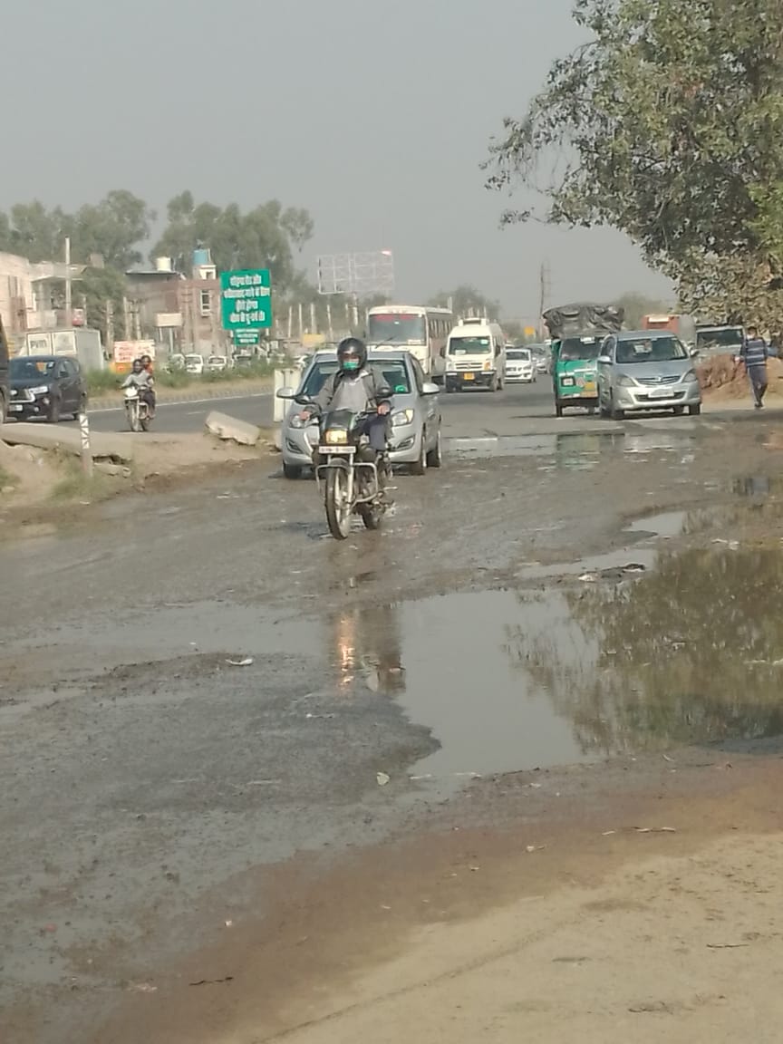 Dharm9971056932's tweet photo. @NHAI_Official why every time citizen need to ask for repairing of pathetic road. Condition of Service road near Rampura village (Gurugram) just afer 2kms of kheridhaula toll @DC_Gurugram @nitin_gadkari Sir please help us for road repairing asap @timesofindia
@DEEPAKKAHUJA https://t.co/K8ZqoF4ISp