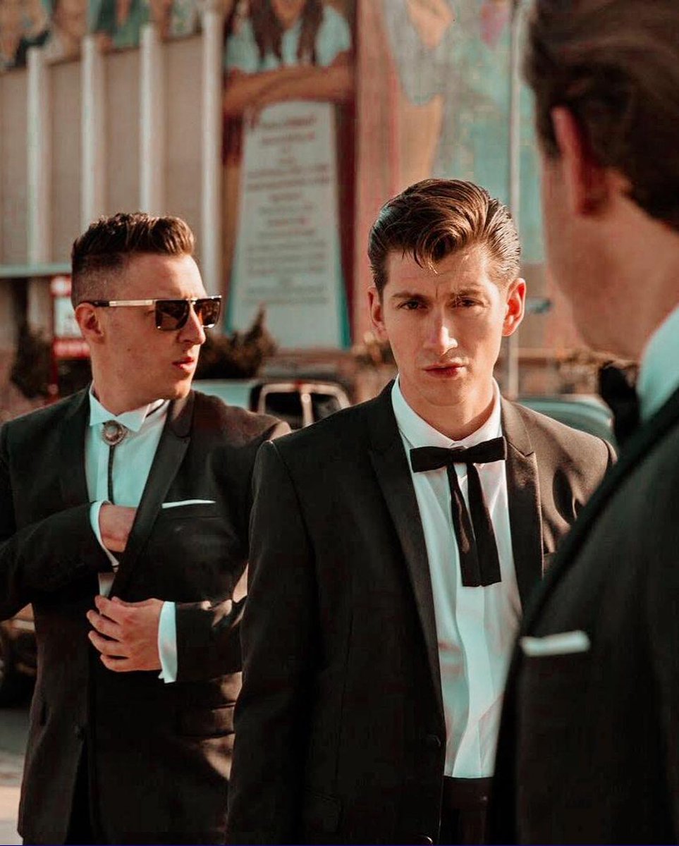 Arkadaşlarımla #arcticmonkeys bileti almak için böbreğimizi satmaya gidiyoruzdur...