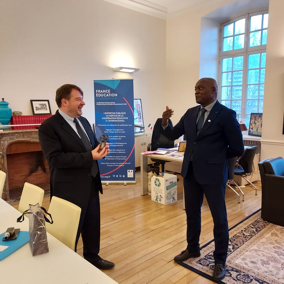 Dans le cadre de la réunion du Comité de pilotage du partenariat entre la <a href="/CONFEMEN/">CONFEMEN</a> et <a href="/FEI_sevres/">France Éducation international</a>, <a href="/pf_mourier/">PF MOURIER</a> et <a href="/babderamane/">Abdel  R Baba-Moussa</a> se réjouissent du dynamisme du partenariat entre les deux institutions. <a href="/babderamane/">Abdel  R Baba-Moussa</a> évoque "un partenariat fécond qui pourrait être cité en exemple".