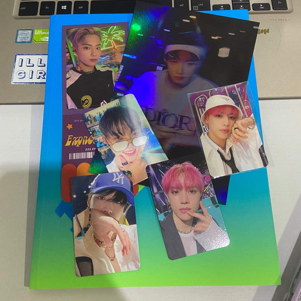 mysteriousbun_'s tweet photo. say hello to my last pulls for thrilling album ☺️☺️❤️ finally sunwoo balik rumah and my kick ver is now completed 😚😚 and psst2 i dont expect to get that ballcap juyeon but i did spell for him to come hehehe
thank you @renjun_chang 🥰 #rcfeedback https://t.co/UvZcguDdoy