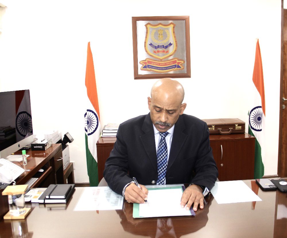 satyaprad1's tweet photo. Took regular charge of @narcoticsbureau today after handing charge of @NDRFHQ yesterday. Hope to handle this big responsibility of contributing to Mission #DrugFreeIndia to best of my ability with #TeamNCB 🙏🏻🇮🇳🙏🏻
@HMOIndia @BhallaAjay26 @PIBHomeAffairs @PIBBhubaneswar @ANI https://t.co/Bnj8OJYldY