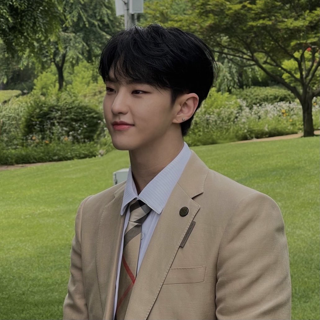 carat_beepbop's tweet photo. went for a quick stroll around the park with him today⛅️🍃

#CSD #CaratSelcaDay  #HOSHI  @pledis_17 https://t.co/oE8VTwSAHz