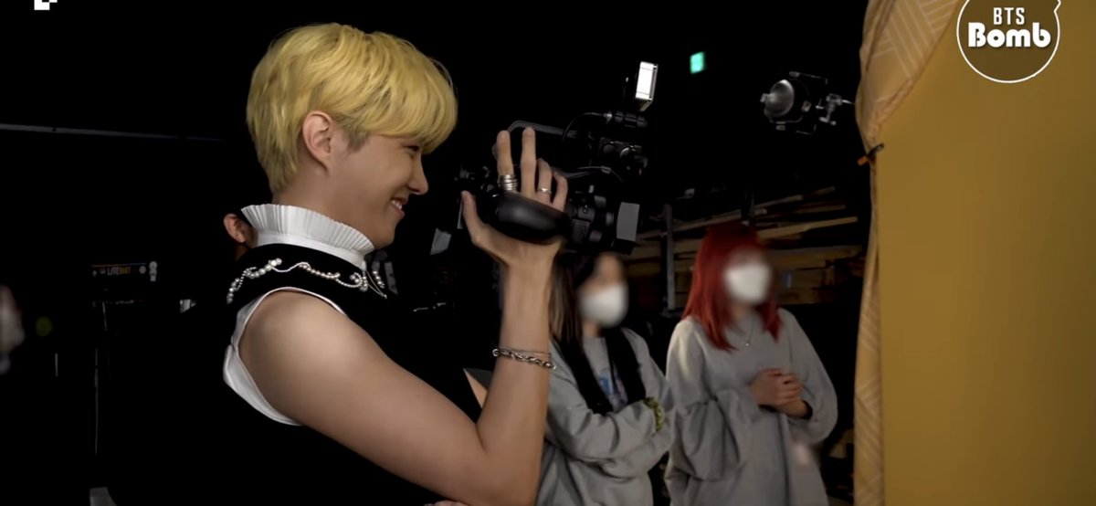 BangtanBoysTur's tweet photo. [#BangtanBomb]

Yönetmen j-hope ile yakın bir röportaj yapacağız! 📹🧡#BangtanBombdaGörebileceğinizHopeFilm
#SüperYakınÇekim
#Modeljimin
#Üçİltifat.
#KusursuzMükemmelHarika. https://t.co/9obXyhWSbK