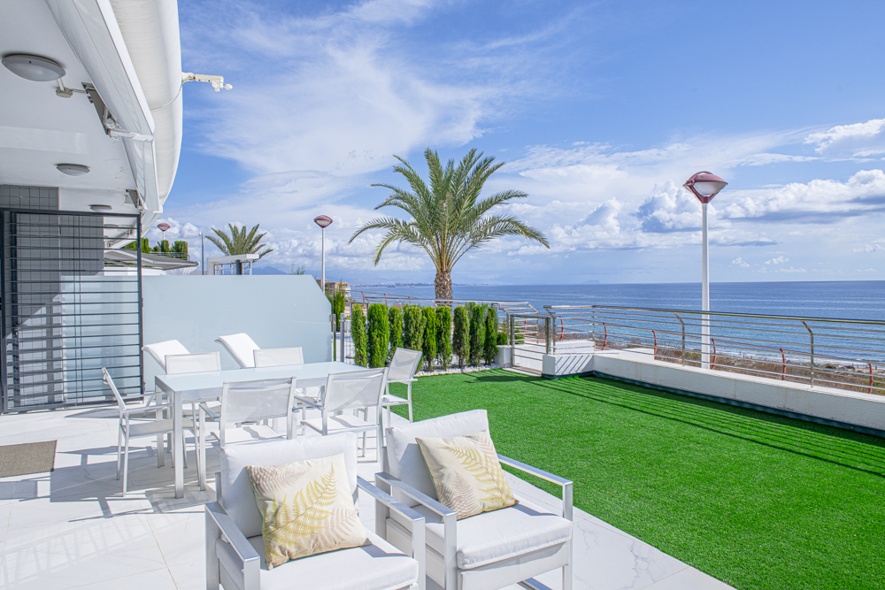 La comida de navidad sienta mejor si se hace en una terraza como esta de My Flats Alicante y quien diga que no...¡Miente!😂

pd: ¡Feliz Navidad!