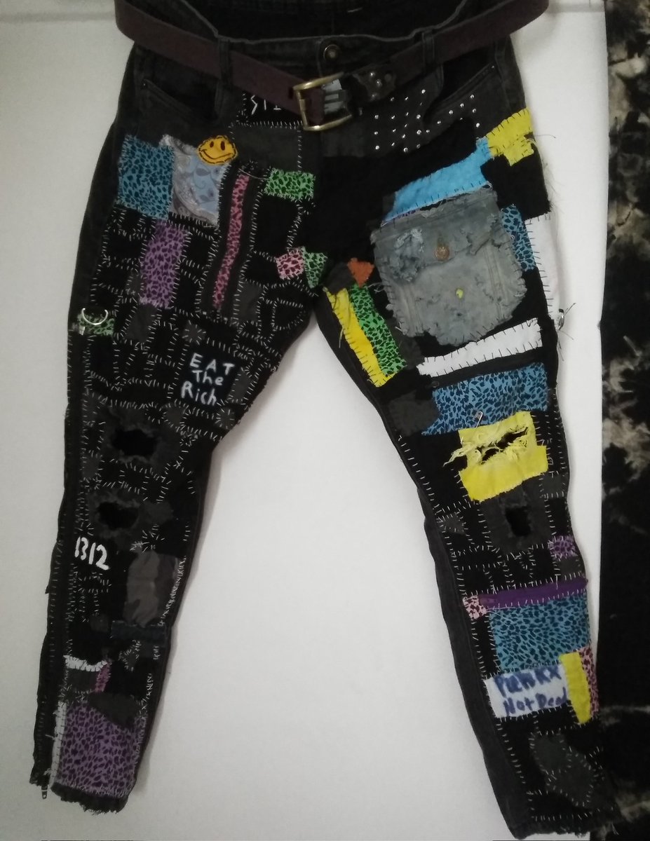 crustycreature1's tweet photo. Nothing like patching holes on a Tuesday Evening ✌️🤣
#scum #crustpunk #punk #patchpants https://t.co/maaYqaSa1G