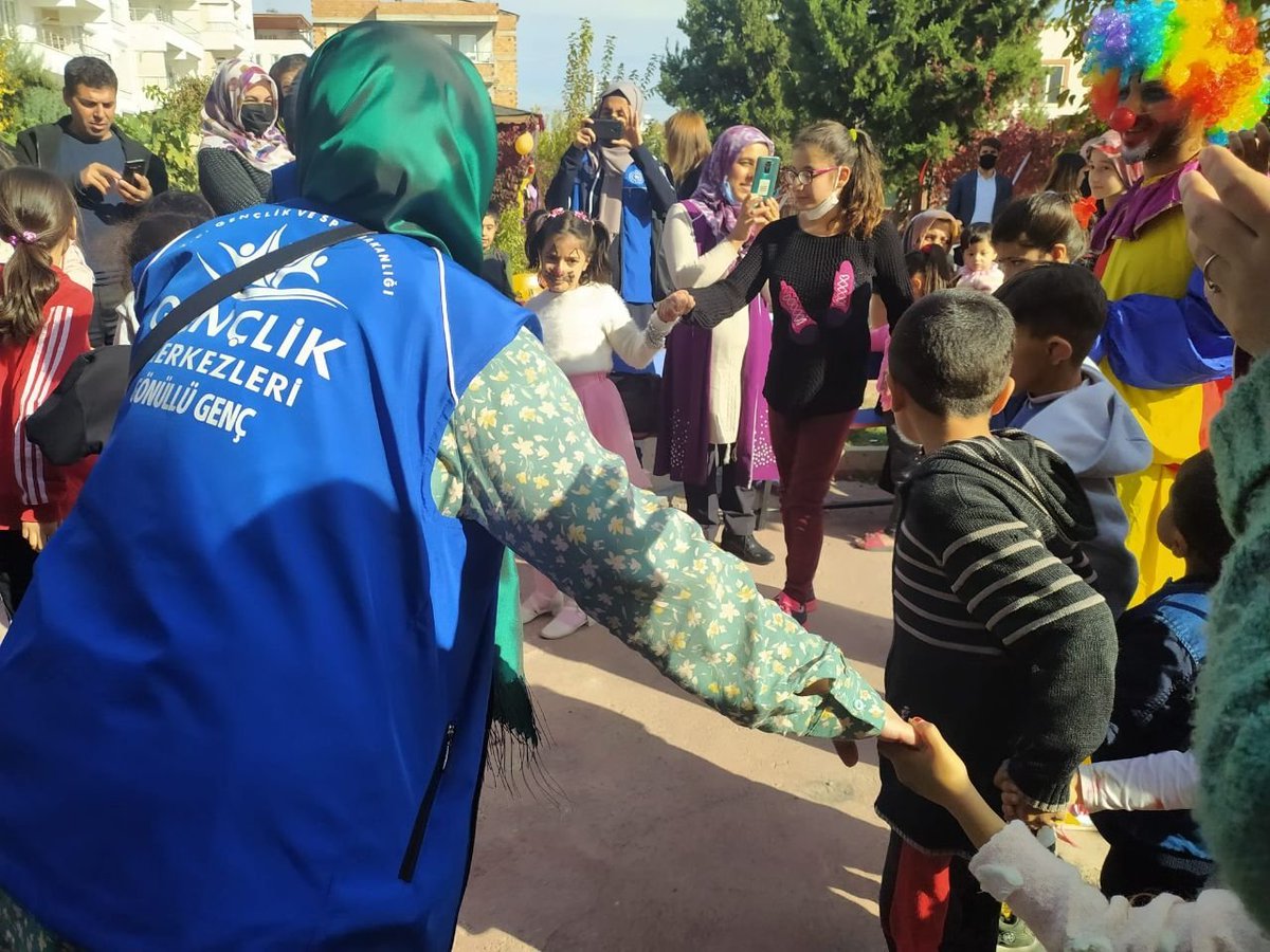 gsb_TunahanGM's tweet photo. 📌Rehabilitasyon Merkezi'nde yapılan pilav şenliğinde engelli çocuklarımızla bir araya geldik🤗

Yüzleri ve gönülleri gülüşlerimizle renklendirip🤡, oyunlarla mutluluğa mutluluk kattık.🥰

#SevgiveMerhametTimi
#GönüllülükKulübü
#MerkezimHerYerde https://t.co/kPTrtRKwfj