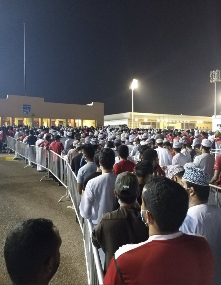 معالي وزير الصحة ماعلق على مثل هذه الصور ولا كورونا لا يتواجد في مدرجات الكرة؟! إذا حد بينقل المرض فهي هذه التجمعات اللي فيها آلاف الأشخاص لا كمامات ولا تباعد ولا تأكد من الحضور إذا أخذوا اللقاح أو لا !!