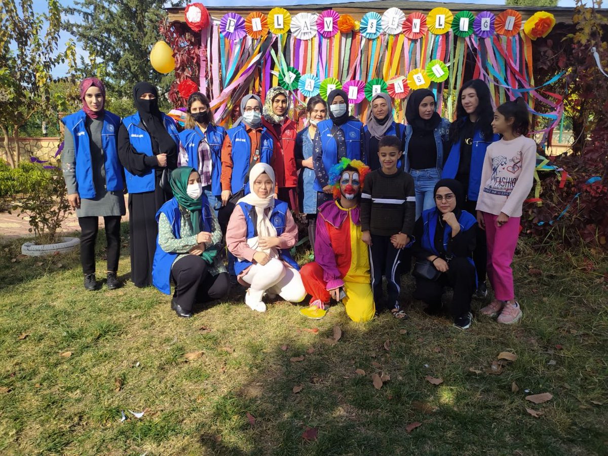 gsb_TunahanGM's tweet photo. 📌Rehabilitasyon Merkezi'nde yapılan pilav şenliğinde engelli çocuklarımızla bir araya geldik🤗

Yüzleri ve gönülleri gülüşlerimizle renklendirip🤡, oyunlarla mutluluğa mutluluk kattık.🥰

#SevgiveMerhametTimi
#GönüllülükKulübü
#MerkezimHerYerde https://t.co/kPTrtRKwfj