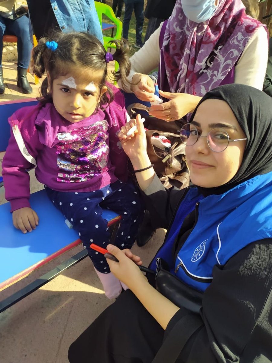 gsb_TunahanGM's tweet photo. 📌Rehabilitasyon Merkezi'nde yapılan pilav şenliğinde engelli çocuklarımızla bir araya geldik🤗

Yüzleri ve gönülleri gülüşlerimizle renklendirip🤡, oyunlarla mutluluğa mutluluk kattık.🥰

#SevgiveMerhametTimi
#GönüllülükKulübü
#MerkezimHerYerde https://t.co/kPTrtRKwfj