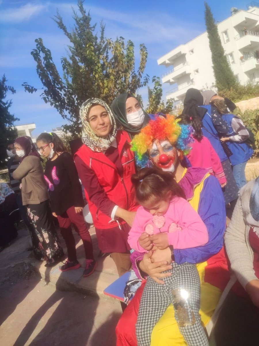 gsb_TunahanGM's tweet photo. 📌Rehabilitasyon Merkezi'nde yapılan pilav şenliğinde engelli çocuklarımızla bir araya geldik🤗

Yüzleri ve gönülleri gülüşlerimizle renklendirip🤡, oyunlarla mutluluğa mutluluk kattık.🥰

#SevgiveMerhametTimi
#GönüllülükKulübü
#MerkezimHerYerde https://t.co/kPTrtRKwfj