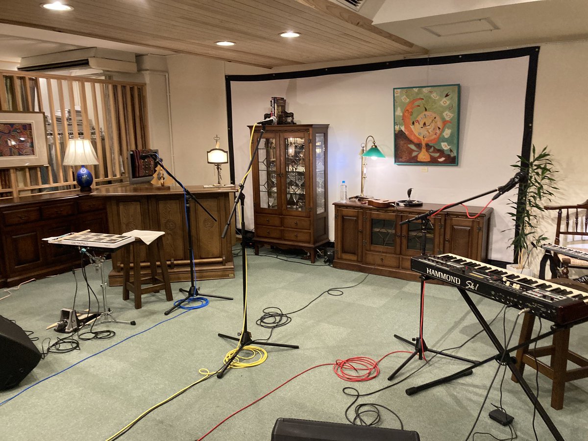 HACHI_ukulele's tweet photo. まもなく始まるよー！！

youtube生配信リンクはこちらになります！！
https://t.co/xXJ6q6CYS7 https://t.co/fhgguZfS8N