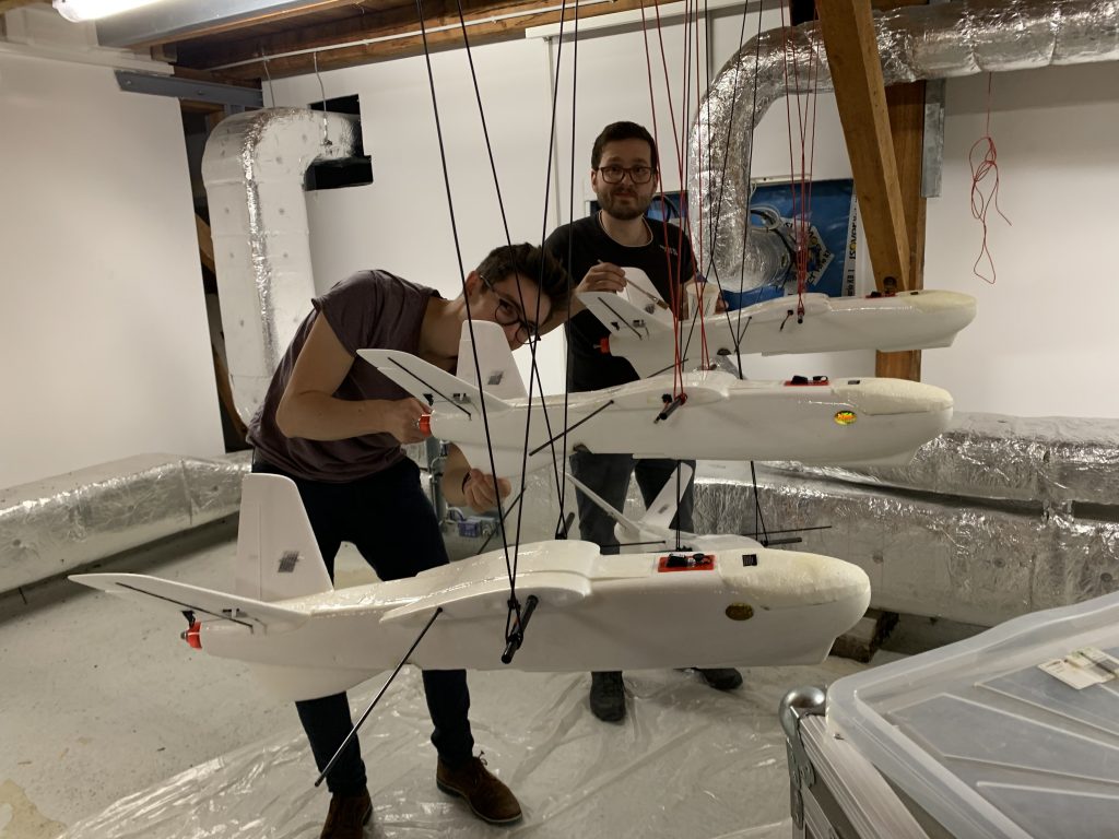 matthimon's tweet photo. The German group #Searchwing has developed a waterproof drone for non-governmental maritime rescue.
The aircraft can be hand-launched from a ship, in a two-hour mission, it flies up to 120 kilometres. For real-time transmission, @srchwng plans a new model:
https://t.co/YYO1W1rUZN https://t.co/vAfdq422Ru