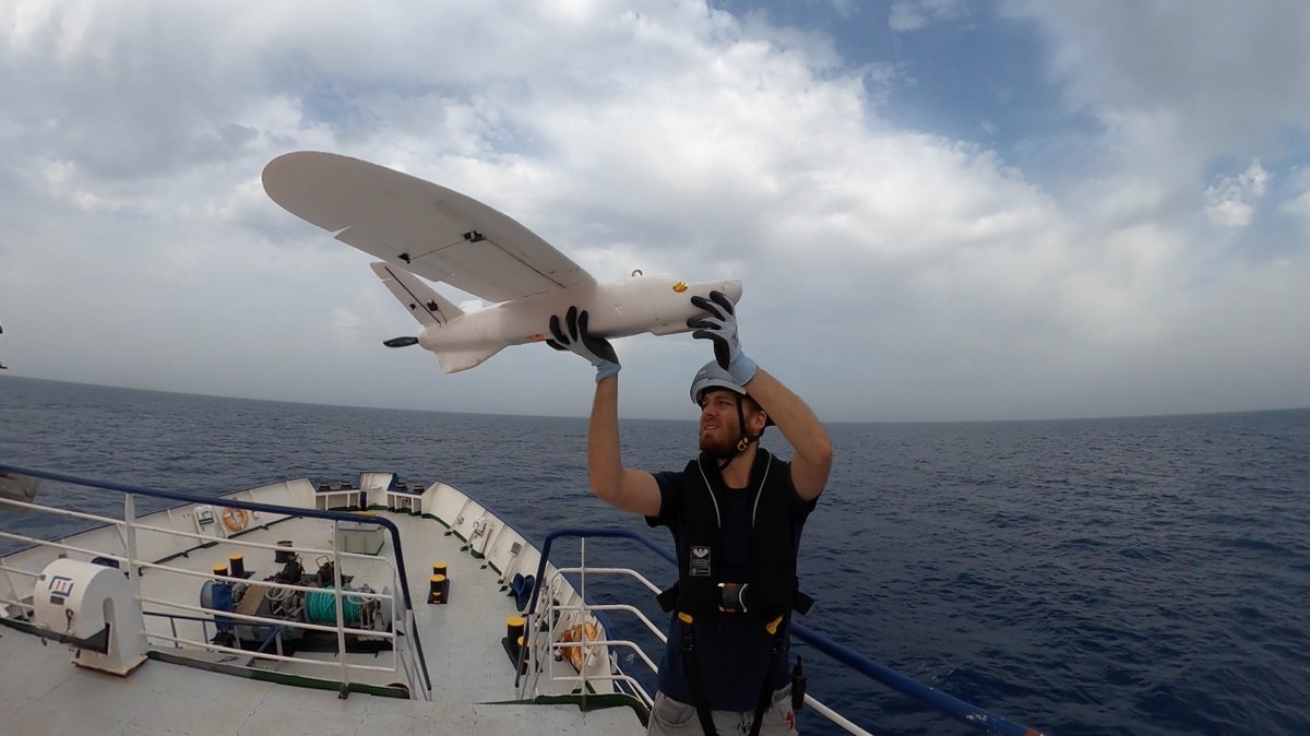 matthimon's tweet photo. The German group #Searchwing has developed a waterproof drone for non-governmental maritime rescue.
The aircraft can be hand-launched from a ship, in a two-hour mission, it flies up to 120 kilometres. For real-time transmission, @srchwng plans a new model:
https://t.co/YYO1W1rUZN https://t.co/vAfdq422Ru