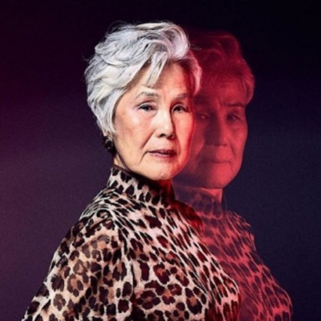 ElEnebral's tweet photo. 𝗖𝗵𝗼𝗶 𝗦𝗼𝗼𝗻-𝗵𝘄𝗮: Su vida cambió el día que vio un anuncio de televisión para modelos senior. Se formó para ello, y hoy ha hecho realidad su sueño: gana dinero y está orgullosa de sus canas.
¿Qué os parece? 

¡Nunca es tarde para alcanzar nuestros sueños!🤍 https://t.co/2INu7pEans