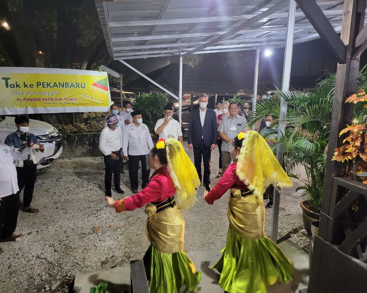 DPP_Apkasindo's tweet photo. While dining with #APKASINDO smallholders, EU’s ambassador for Indonesia;Mr. Vincent Piket disclosed that EU Commission will issue a law of deforestation which oriented on the future & non-discrimination apparoach on all vegetable oils.
@DubesUniEropa @Rino_APKASINDO https://t.co/Wgife4kKs7