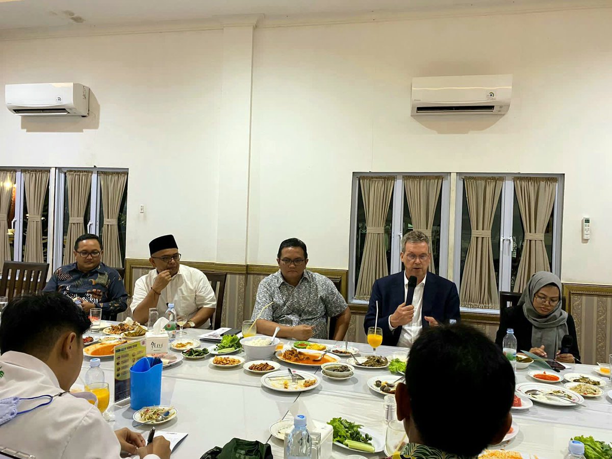 DPP_Apkasindo's tweet photo. While dining with #APKASINDO smallholders, EU’s ambassador for Indonesia;Mr. Vincent Piket disclosed that EU Commission will issue a law of deforestation which oriented on the future & non-discrimination apparoach on all vegetable oils.
@DubesUniEropa @Rino_APKASINDO https://t.co/Wgife4kKs7