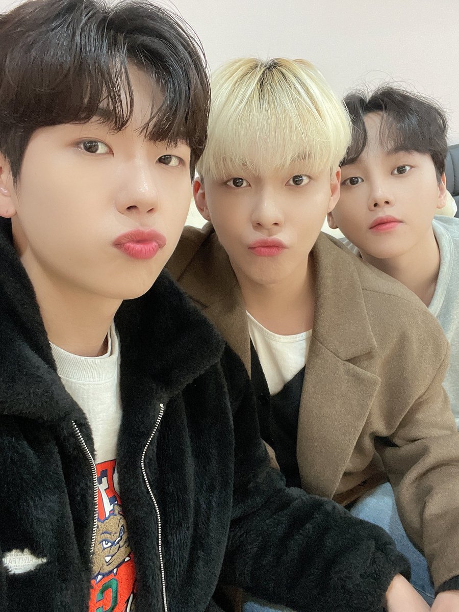 officialD1CE's tweet photo. [#정유준] 오랜만에 단체 브이앱!! 재밌었어용�� 앞으로 더 자주 올게요😊❤️ 그리고 수능 보는 디온리들 미리 화이팅!!!❤️‍🔥❤️‍🔥❤️‍🔥 

#D1CE #디원스 #우진영 #김현수 https://t.co/WrIdkEJwoL