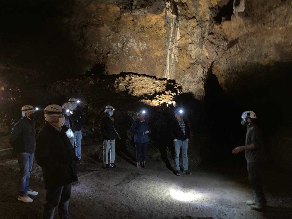 RECAMDER's tweet photo. ✅RECAMDER se reunió en #CuevadeHierro con Grupos de Acción Local de Cuenca para analizar el futuro de Leader. También visitaron la Mina Romana de Hierro recuperada con ayudas #Leader.
👉https://t.co/KLltDKroNx
@cederalcarria @PRODESE @adizancara @AdimanCuenca #ADESIMAN. https://t.co/BhXYem50WG
