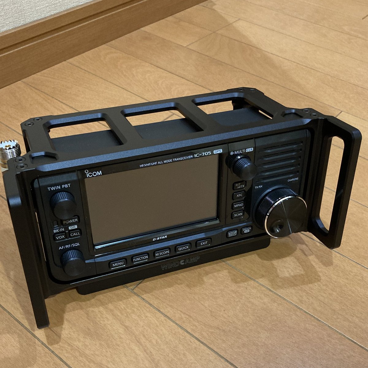 kaizard4649's tweet photo. IC-705にWINDCAMPのARK-705 + RC-2を装着してみました!何故かワッシャーが2つ余ったw
#IC705
#WINDCAMP https://t.co/fg13JiuAhn