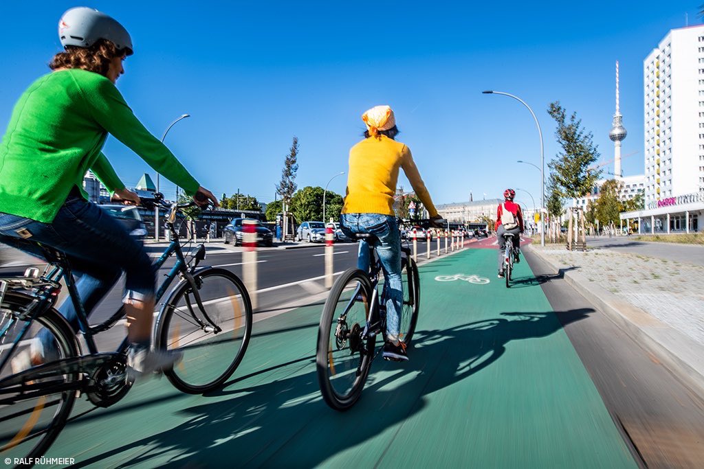 Heute im Senat #Radverkehrsplan beschlossen für mehr Sicherheit und Komfort für Radfahrende: 
👉ambitionierter Ausbau der Radinfrastruktur (3000 km Gesamtlänge) mit
👉dichtem Radwegenetz,
👉direkteren Verbindungen 
👉breiteren Radwege 
👉Ausbau Fahrradparken