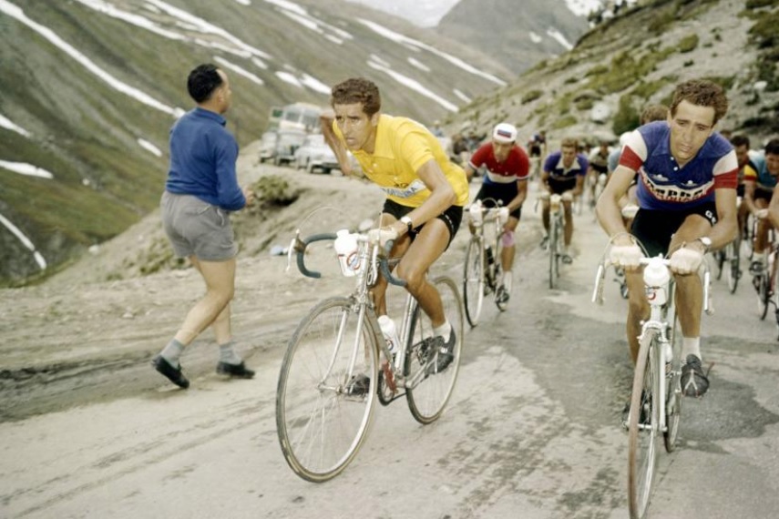 Miroir2Cyclisme's tweet photo. Federico Bahamontes en jaune accompagné de Roger Rivière et Charly Gaul (dans le col de l'Iseran ?) - Tour 1959

Federico Bahamontes in yellow accompanied by Roger Rivière and Charly Gaul (in the Iseran pass?) - Tour 1959
📸 L'Equipe
#TDF #TDF1959 #Bahamontes #ElAguiladeToledo https://t.co/y1Xel1Mqge