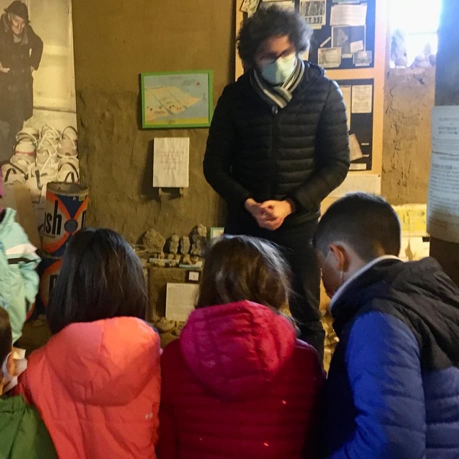 museobotroidi's tweet photo. Un novembre pieno di gite scolastiche come non era mai successo!
In visita la Terza A di Pianoro accompagnati anche da molti genitori!
Tutti molto curiosi e attenti
Grazie mille ragazzi
#scuola #didattica #gitascolastica #gitainfamiglia #gitadomenicale https://t.co/NPaPgMxo09