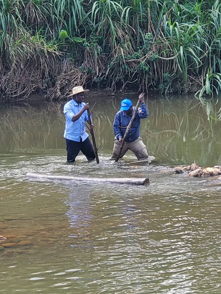Hakingowi's tweet photo. #UTEKELEZAJI 

Waziri wa Maji Jumaa Aweso akiwa na Afisa Mtendaji Mkuu wa DAWASA Cyprian Luhemeja na watumishi wa Bonde la Wami Ruvu ktk utekelezaji wa agizo la Waziri Mkuu Kassim Majaliwa la kuondosha watumiaji wasio rasmi mto Ruvu ambao kina chake kimepungua kutokana na ukame https://t.co/ypX6xwdhl5