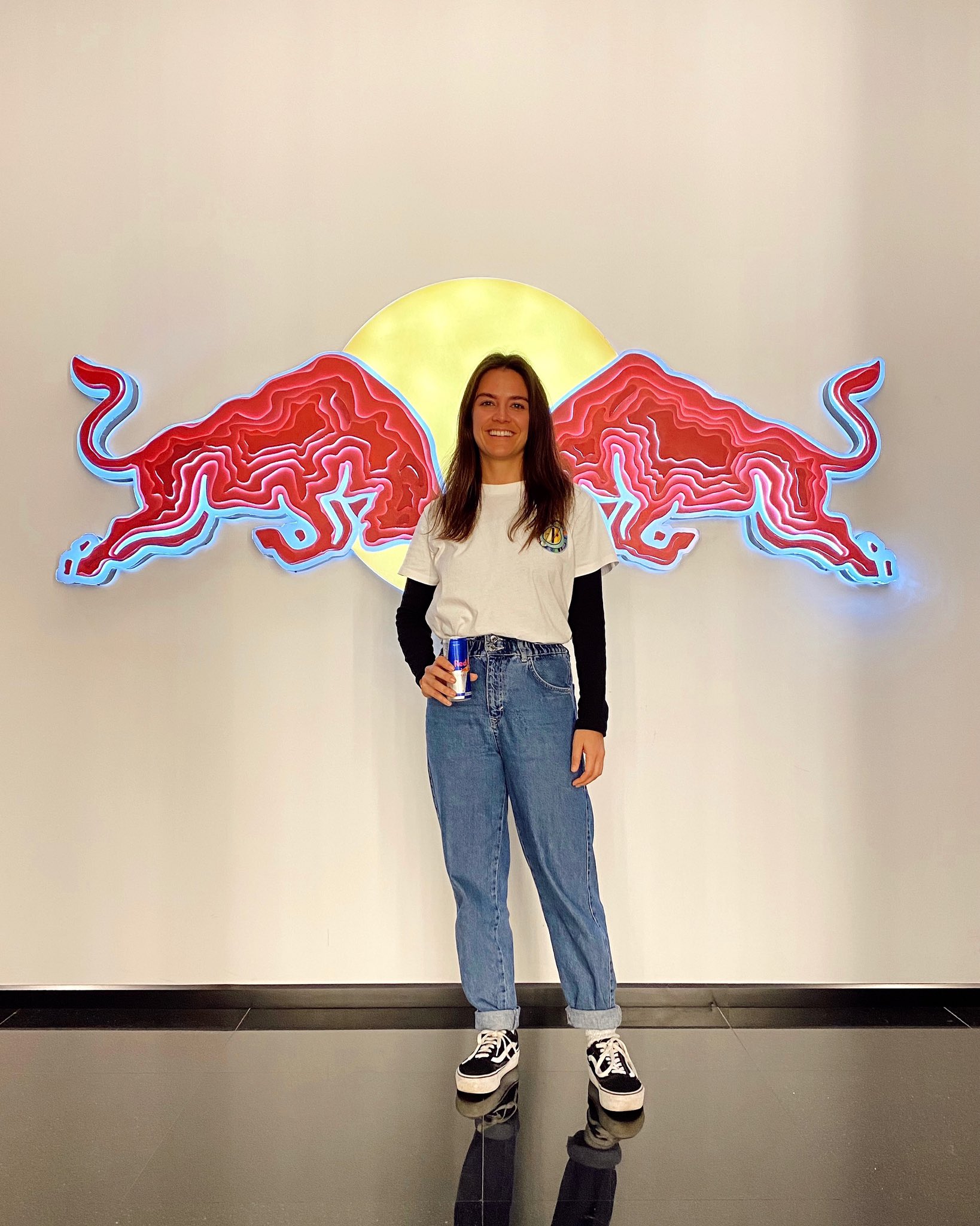 Berceste Şeber Red Bull logosunun önünde