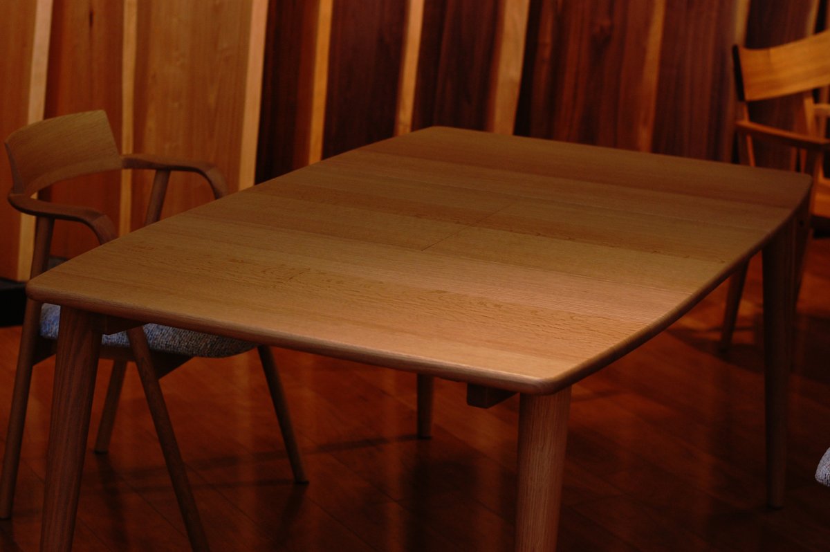 FurnitureNews_J's tweet image. At first glance, the table does not seem to be an extendable type. Shirakawa showed off a highly designed extension table made of solid wood. You can choose from red oak or black walnut.
#furniturefestivalinHida
#extensiontable
#Shirakawa
#solidwood
