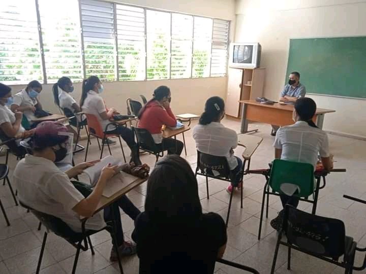 FEUUCMHo's tweet photo. #CubaVive Al Policlínico "Alcides Pino Bermúdez" llegó el escritor ✒️José Luis Serrano para presentar su libro. En la @UCMHolguin se respira la alegría del #FULL . 📖🇨🇺⚕️📚 #CubaEsCultura #CubaViveYRenace https://t.co/j33frBamce