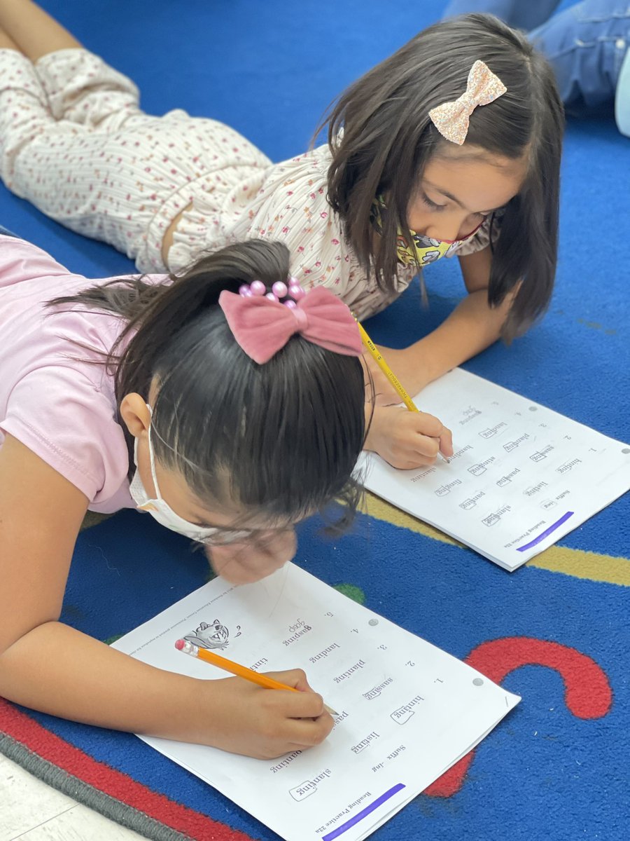 Buddy readers in Mrs. Garza’s first grade class practice words with suffix -ing during centers <a href="/LamarEagles/">Lamar Eagles</a> <a href="/garza3mathhcisd/">Priscilla</a> #WeAreHCISD