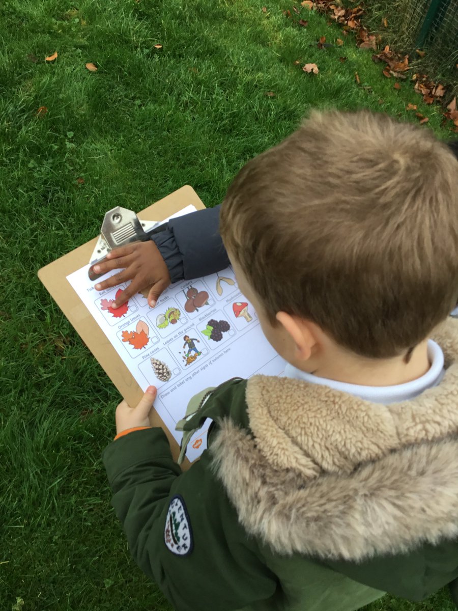 Roundhay_NEST's tweet photo. On Monday we went on a autumn walk in our forest school area. The children loved looking at all the different colours on the ground. Their favourite part was of course making big leave piles to throw in the air. 🍁🍂 @RSch_Year1 #forestschool #year1 #throwingleaves #somuchfun https://t.co/glbz9iJFbE