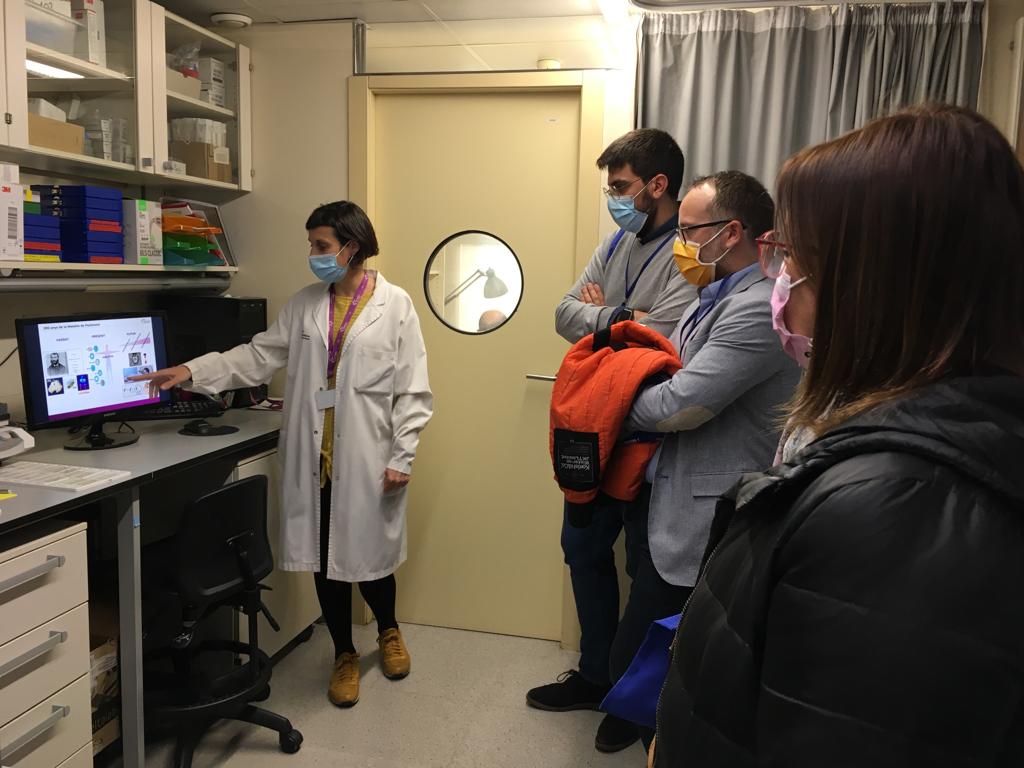 vallhebron's tweet photo. Gràcies a les visites organitzades en el marc de la Setmana de la Innovació i la Ciència, els assistents han pogut conèixer les instal·lacions i com treballen els professionals del @VHIR_, @VHIO, @cemcat_em i l'UCI de l'Hospital. #FemInnovacióiCiènciaVH https://t.co/e0gY44VWNF