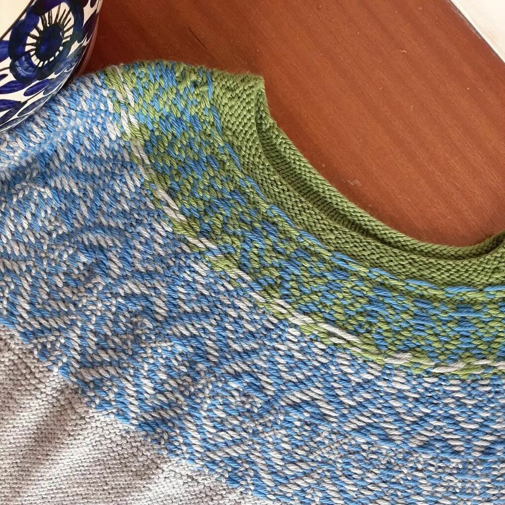 affiknity's tweet photo. My #lupinussweater is blocked and ready for wear. 

When I was weaving in the ends, I couldn't help but notice how clean and tidy the WS is. The floats are short, even and so neat. All thanks to the new technique I learnt - to catch the floats as you knit, so that the float … https://t.co/B8ptXWEMNU