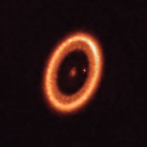#PPOD: Astronomers have captured the first clear shot of a moon-forming disk around a distant exoplanet. Taken by <a href="/almaobs/">ALMA Observatory📡</a>, this shows a wide view of the star PDS 70 (center), its circumstellar disk, and the planet PDS 70c with its own disk of material. <a href="/ESO/">ESO</a> <a href="/prcnaoj_en/">NAOJ</a> <a href="/TheNRAO/">National Radio Astronomy Observatory | NRAO</a>