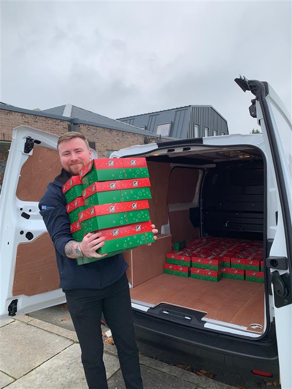 theonepoint's tweet photo. More shoebox packing pics have arrived as our ICT team deliver all 100 to a local drop-off point.
🚚 🎄 
From organising the event to packing on the day to getting the boxes into the Operation Christmas Child appeal hands, we're very grateful to our helpful team. 👏 👏 
#WeAreOne https://t.co/N5ZwBc6W3q