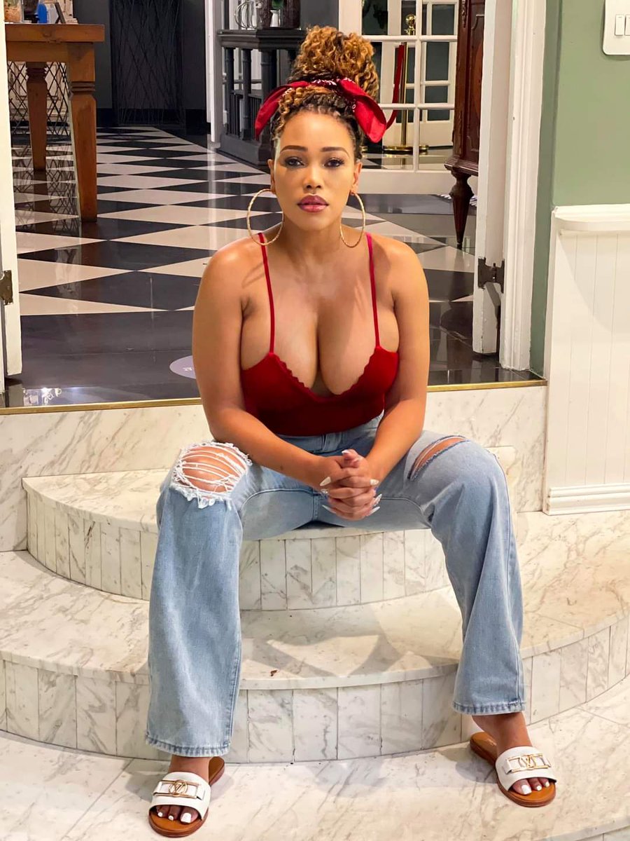 KeLepara1's tweet photo. “Bafethu, stop going after old women.”

The old women: 😍🥺❤️🔥 https://t.co/xz3DqfigyI