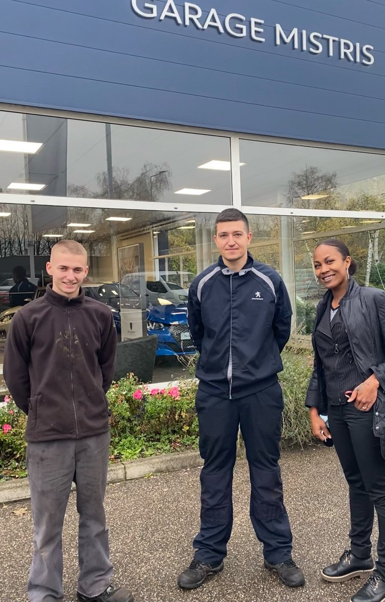 Trois nouveaux CIE jeunes mobilisés par le Pôle emploi de Firminy :
- un entre l'entreprise Didatec et Charles (monteur d'équipement climatique).
- un entre Intersport et Fouzia (Hôtesse de caisse).
- et un entre le garage Mistris et Dylan (mécanicien automobile)