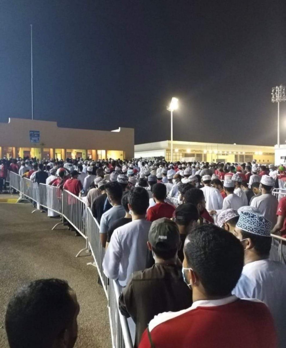 استوا وتراصوا  وينك يا وزير الصحة
تباعدو في الصلاة تراصو في المجمعات