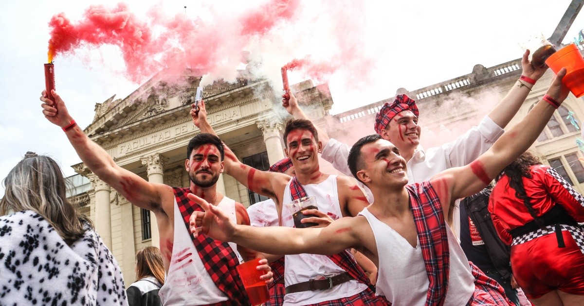 Disfraces, mucho color y festejo pos pandémico: las fotos de la bajada de Medicina en Rosario dlvr.it/SCcHSQ