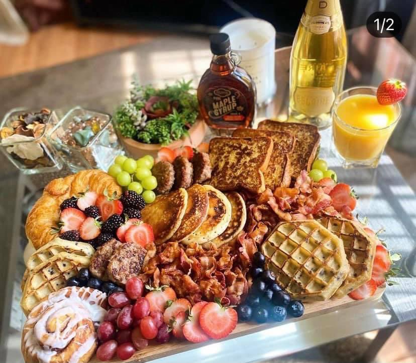 ToeKneee_'s tweet photo. The Brunch Affair November 21st 1-4pm at club Quorum!
Regular entry: $45 comes with buffet 
General entry: $25 does NOT include brunch buffet
Booths $650 comes with 6 entry bands, bottle of choice, brunch platter(feeds 6), brunch buffet, free mimosa, complimentary hors d’oeuvres. https://t.co/HgusT27AUx