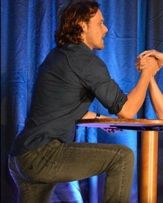 Crisbaires's tweet photo. #SamHeughan Oh God! this man has me totally dead of love! #SexiestManAlive👨🏻‍🦱  #KingOfMan 👑 https://t.co/gc0AMjRO16