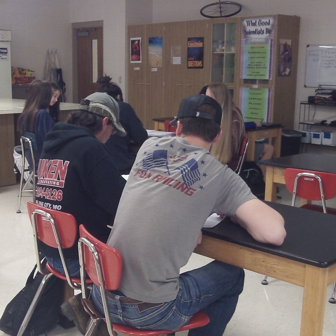 ReedsSpringHS's tweet image. Ms. Wilson's Biology class discussing using DNA technology to identify Sitting Bulls' great grandson.  Also reviewing Protein Synthesis. #TheoryTuesday #WolvesAtWork #AcademicExcellence #ONEwiththePACK