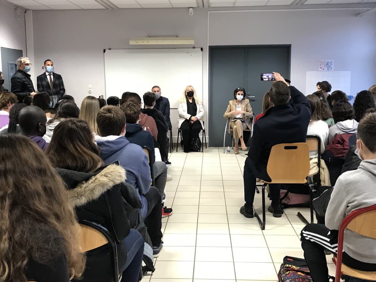 CorceiroDavid's tweet photo. J’étais ce matin à Menucourt au @CollegeFrania avec @avyelimas &amp; Xavier Delarue, préfet délégué à l’égalité des chances @Prefet95, pr discuter avec les élèves des notions de respect, tolérance, fraternité.
Un beau moment d’échanges avec ces collégiens avides de connaissance ! https://t.co/LomqMHZQMI
