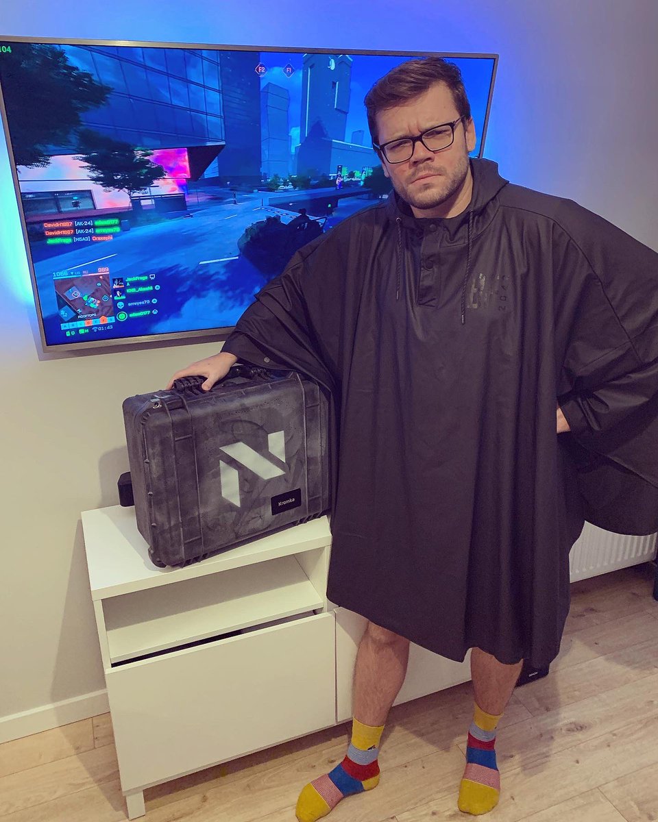 Cudowne, BATTLEFIELDOWE prezenty. Tak, mam na sobie spodnie. Dzięki <a href="/Battlefield/">Battlefield</a> 🙆🏻