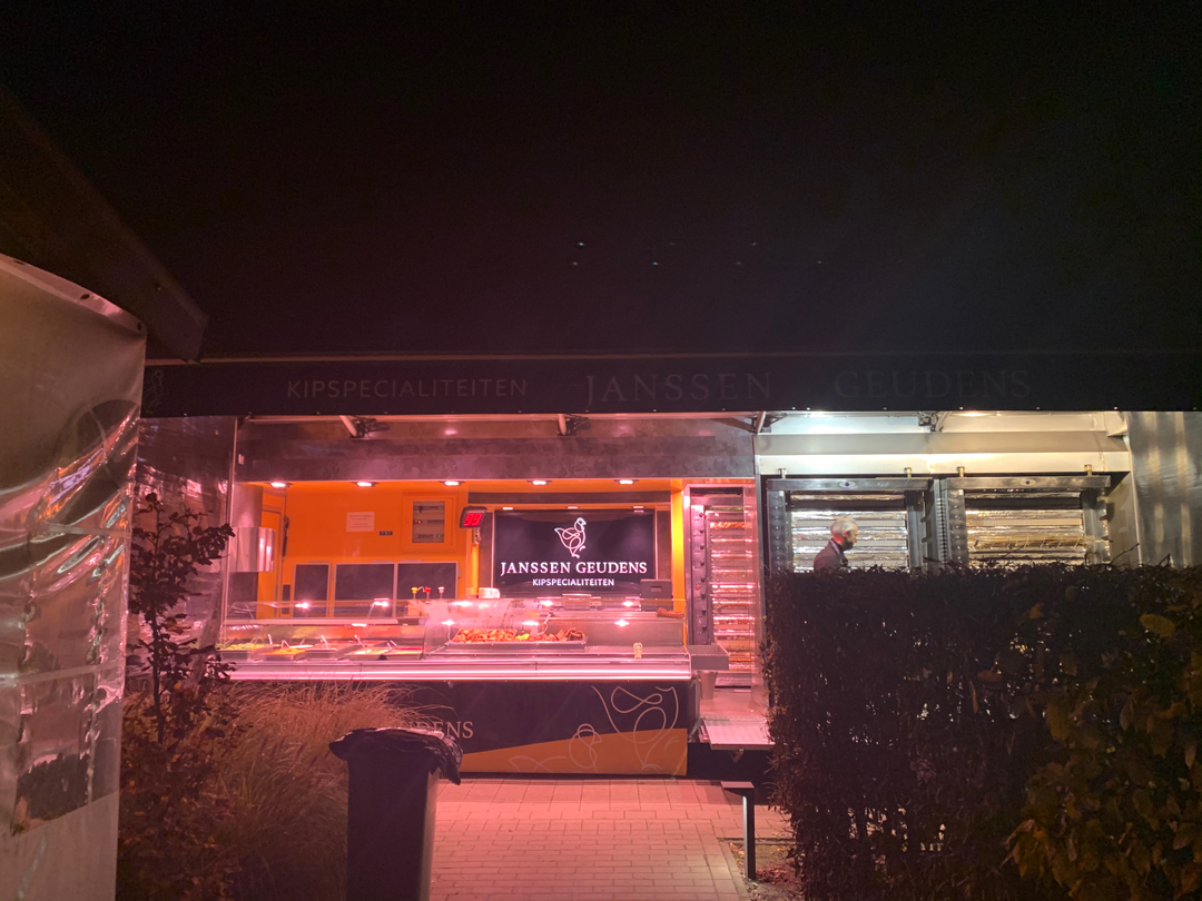 kipaantspit's tweet photo. Gisteren mochten we de catering voorzien voor één van de teams van Soudal groep. Het waren teamleden die vanuit de verschillende fabrieken wereldwijd samenkwamen. 

De eer was aan ons om deze mensen van heerlijk Belgische kipspecialiteiten te mogen voorzien! 

Locatie; ‘t ijs https://t.co/wvHu8fGNeW