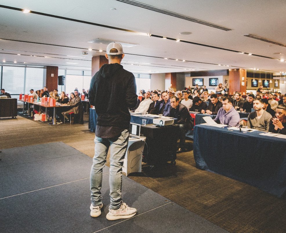 PeterVoogd23's tweet photo. The last 18 months have been tough on a lot of people. I wanted to play my part &amp; give back so I partnered w/ @AlphaGraphics  to give away $25,000 to 3 community-minded business owners who could benefit most from a business makeover🙌🏽
https://t.co/lJ3xOSpwSE
#MakeItHappenMakeover https://t.co/7GdOJRF7Vz