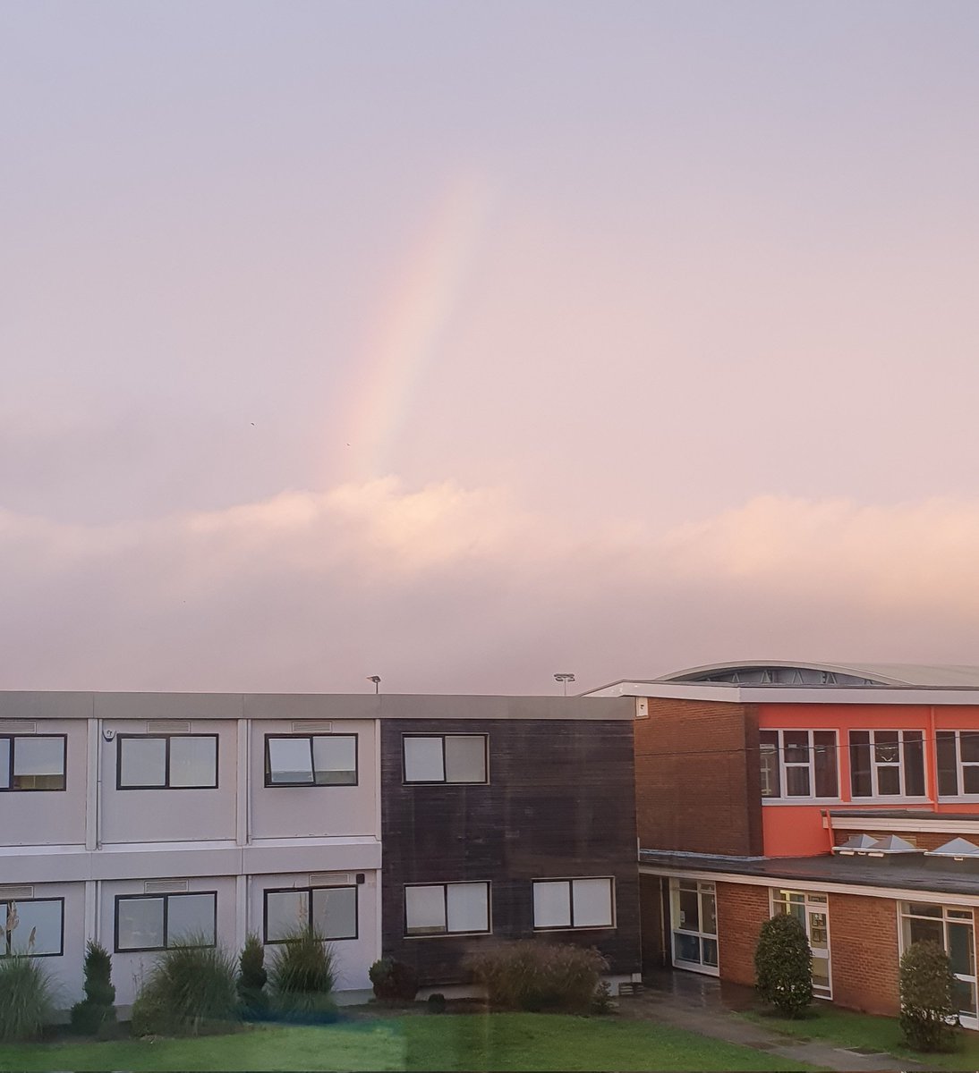 ProfDiCrone's tweet photo. #Cyncoed @cardiffmet is where the money is.... look ... a rainbow over #NIAC 😂😂 best get digging... #novemberevening #norain #lovethediff ❤🏴😎 https://t.co/MSEyPkHFta